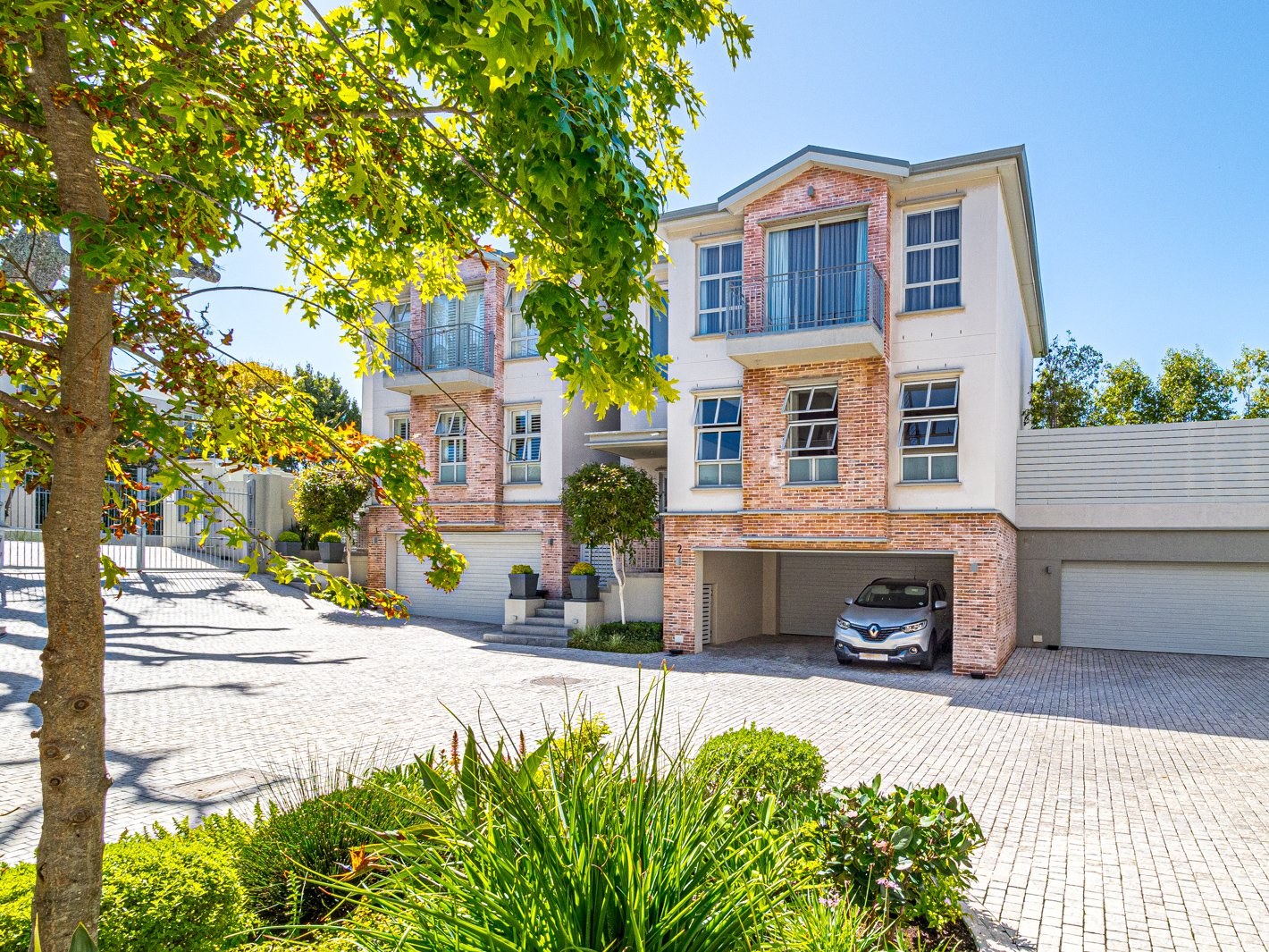 3 Bedroom Townhouse For Sale in Newlands RE/MAX™ of Southern Africa