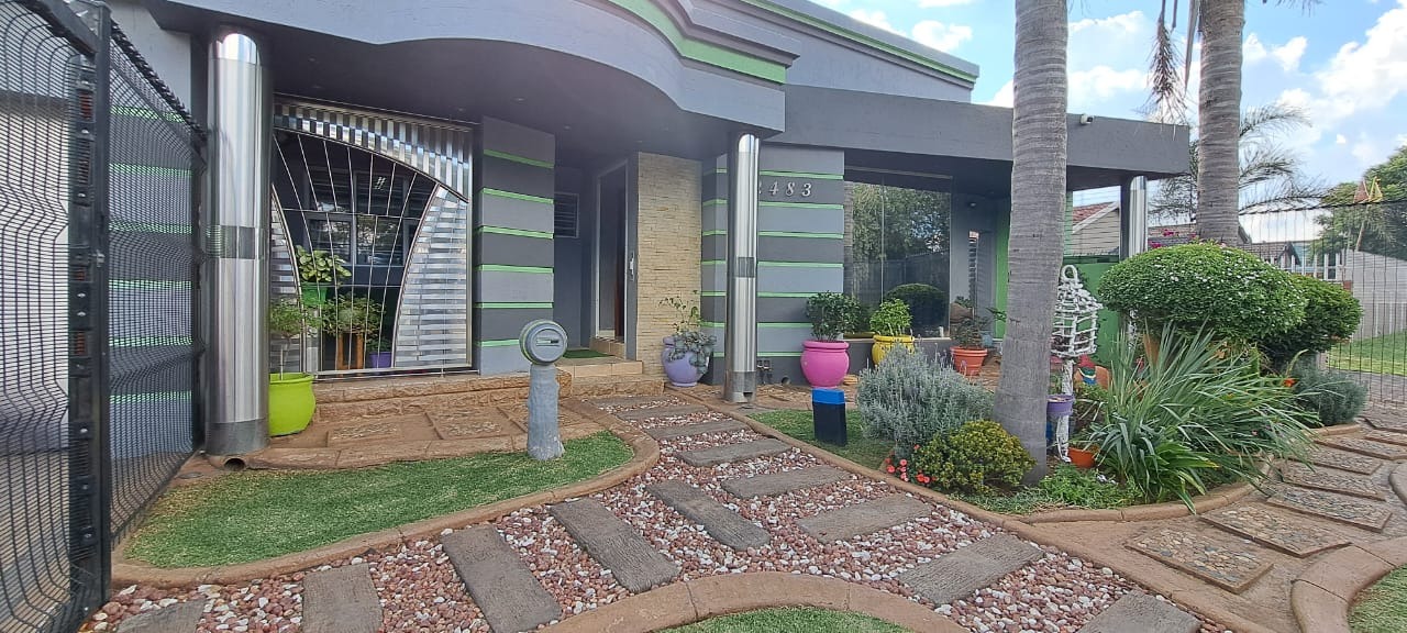 4 Bedroom House For Sale in Lenasia Ext 2 RE/MAX™ of Southern Africa