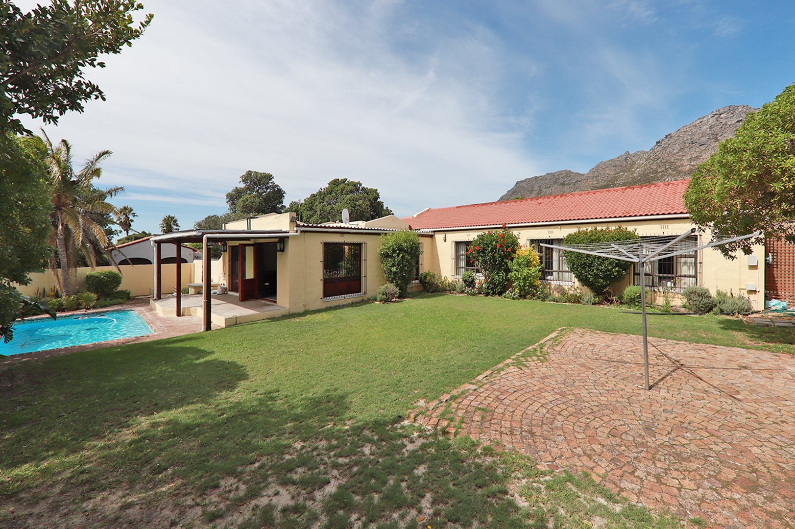 3 Bedroom House For Sale in Kirstenhof RE/MAX™ of Southern Africa