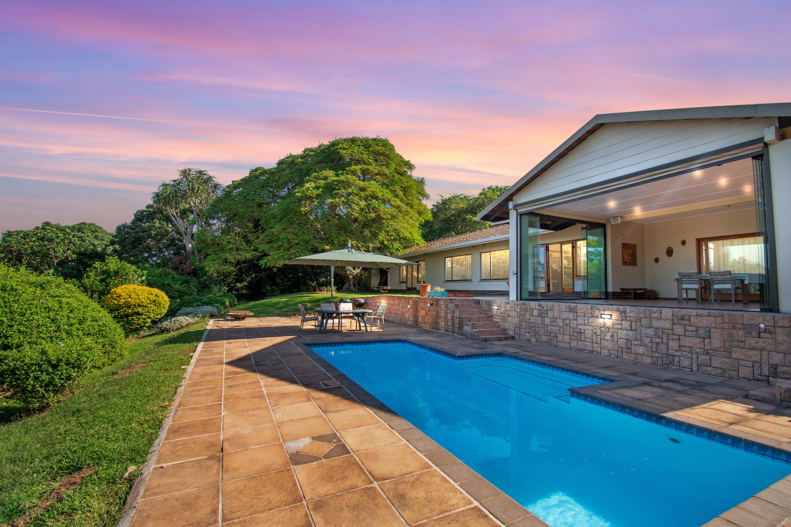 4 Bedroom House For Sale in Dawncrest RE/MAX™ of Southern Africa