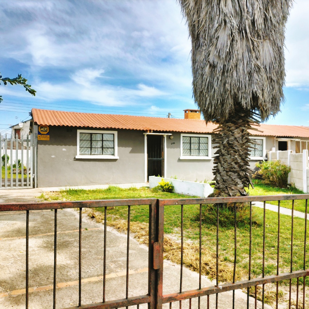 3 Bedroom House For Sale in Bonteheuwel RE/MAX™ of Southern Africa