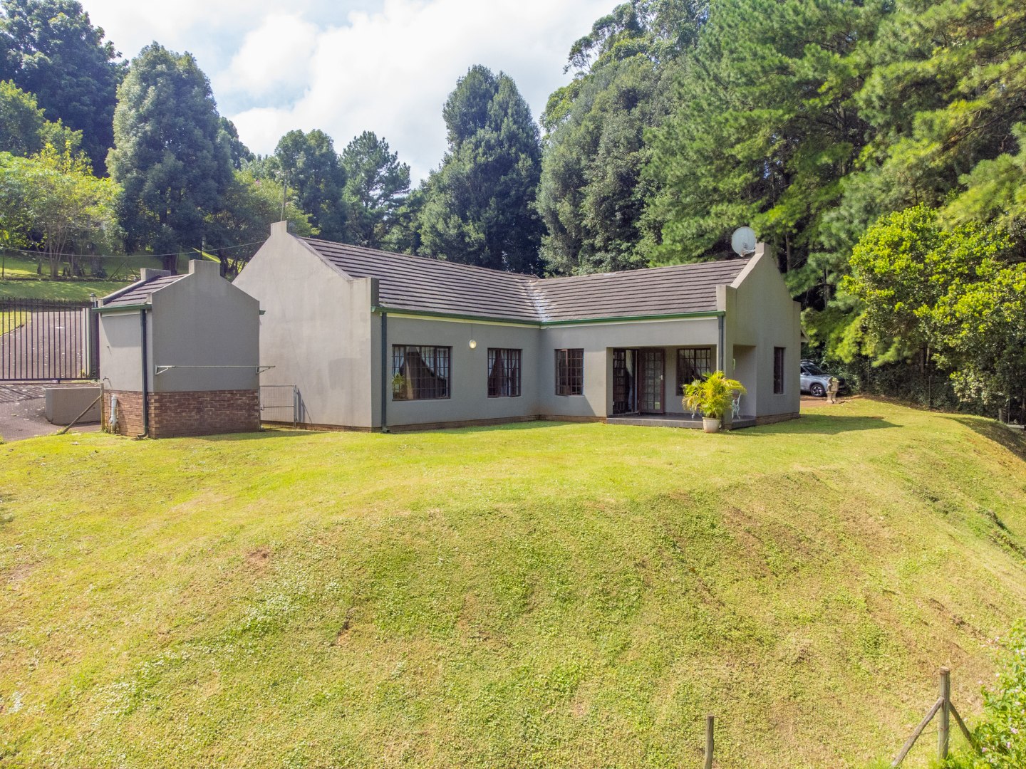 2 Bedroom House For Sale in Hillcrest Park RE/MAX™ of Southern Africa