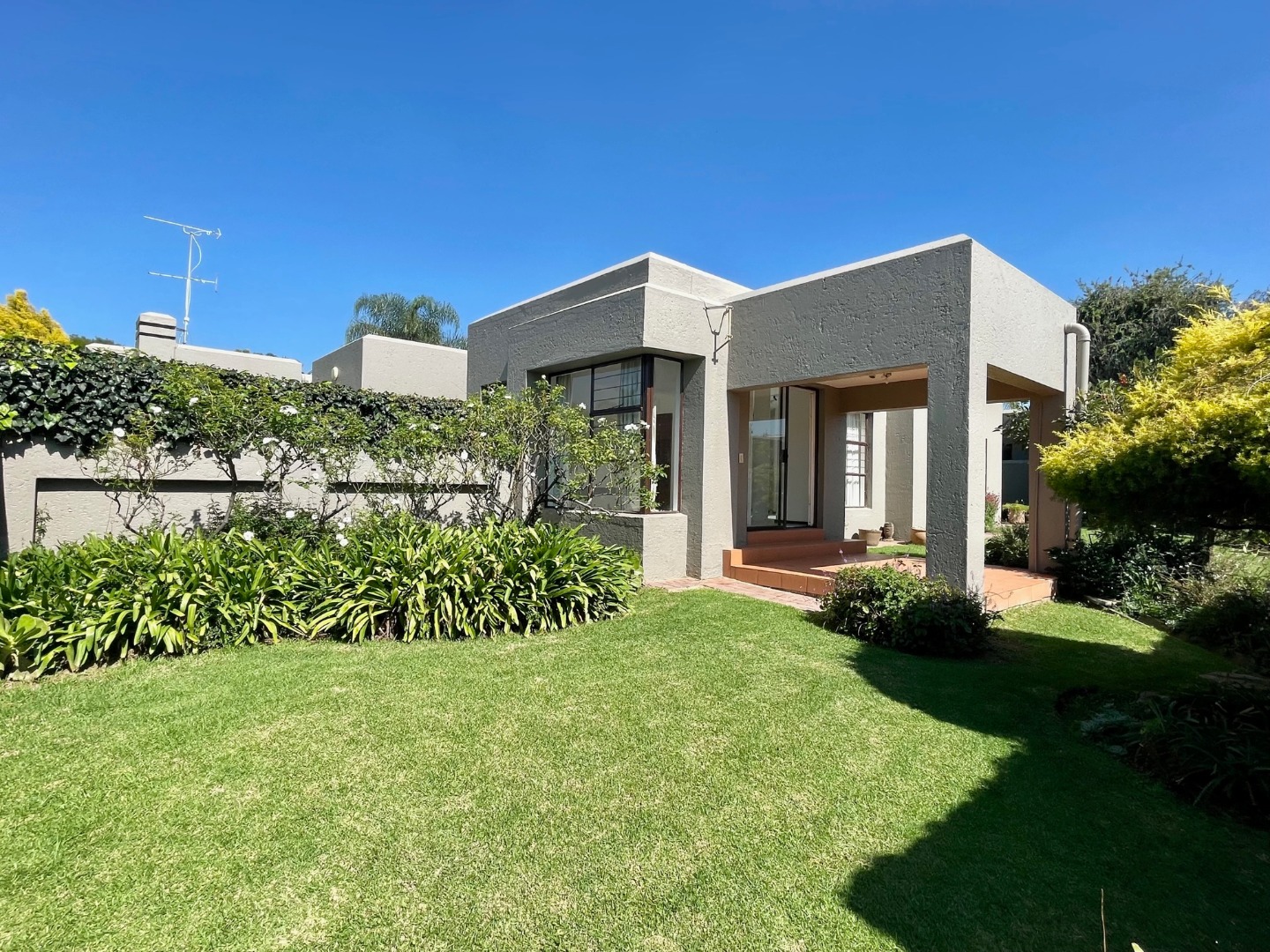 2 Bedroom Townhouse For Sale in Randpark Ridge RE/MAX™ of Southern Africa