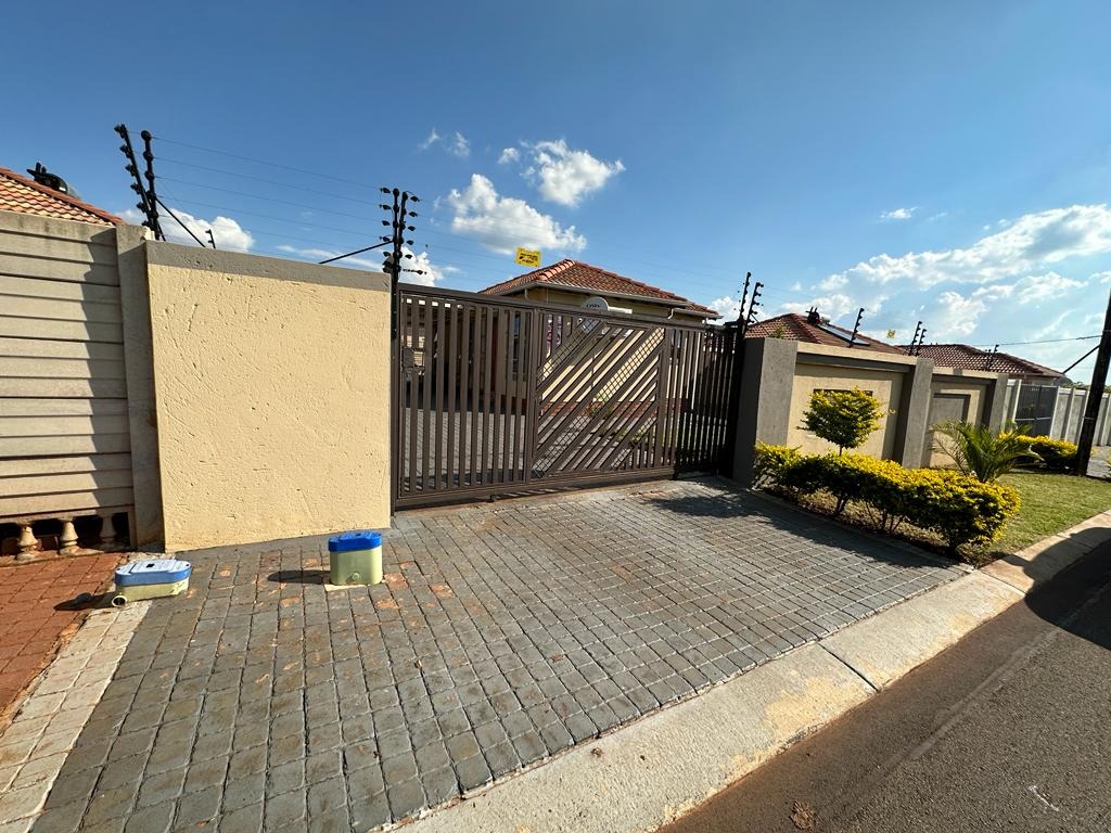 3 Bedroom House For Sale in Rosslyn RE/MAX™ of Southern Africa