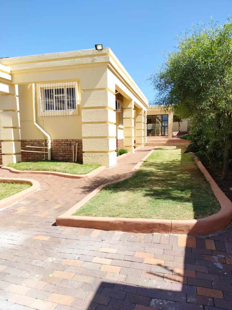 3 Bedroom House For Sale in Linmeyer RE/MAX™ of Southern Africa
