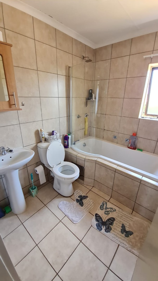 2 Bedroom Apartment / Flat To Rent in Olympus AH RE/MAX™ of Southern