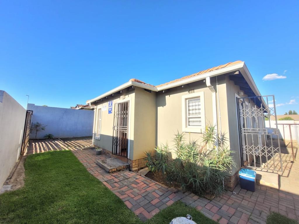 3 Bedroom House For Sale in Alveda RE/MAX™ of Southern Africa