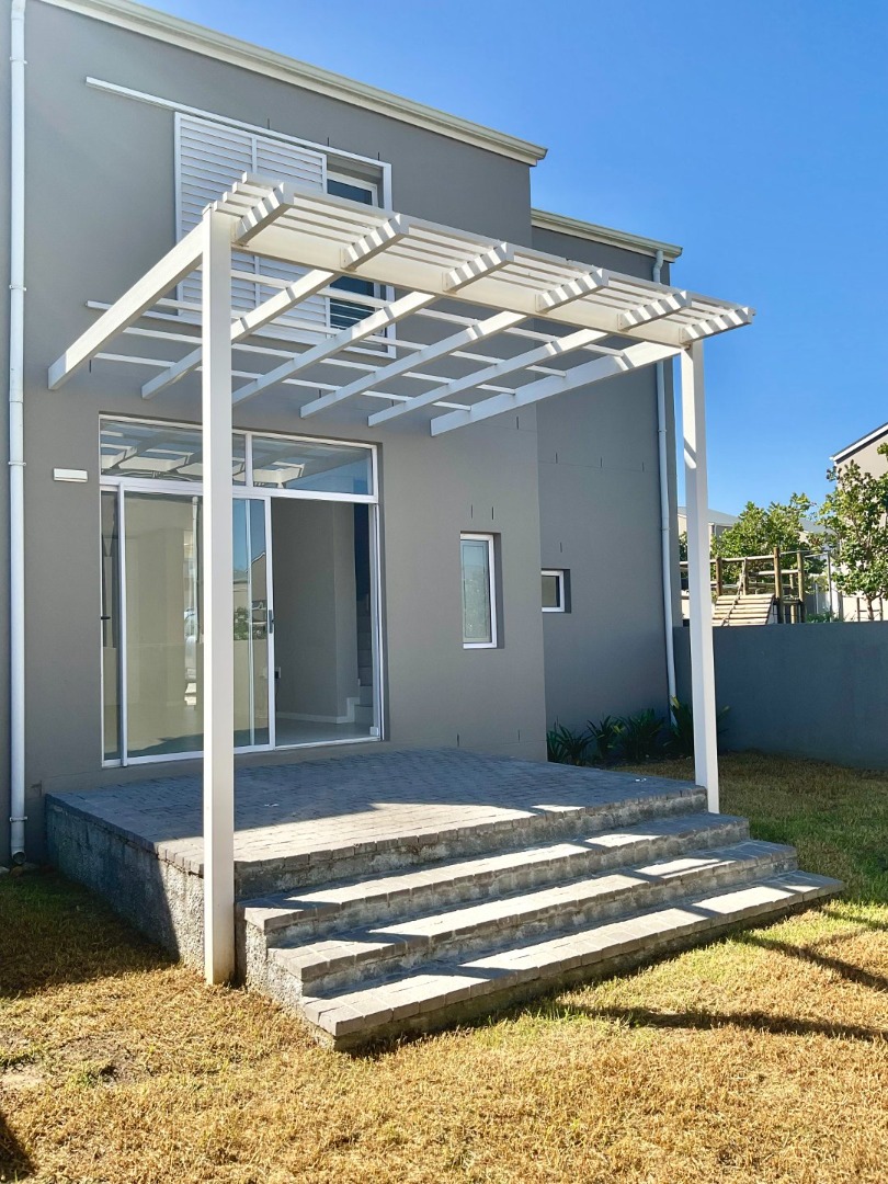 3 Bedroom House For Sale in Somerset Lakes RE/MAX™ of Southern Africa