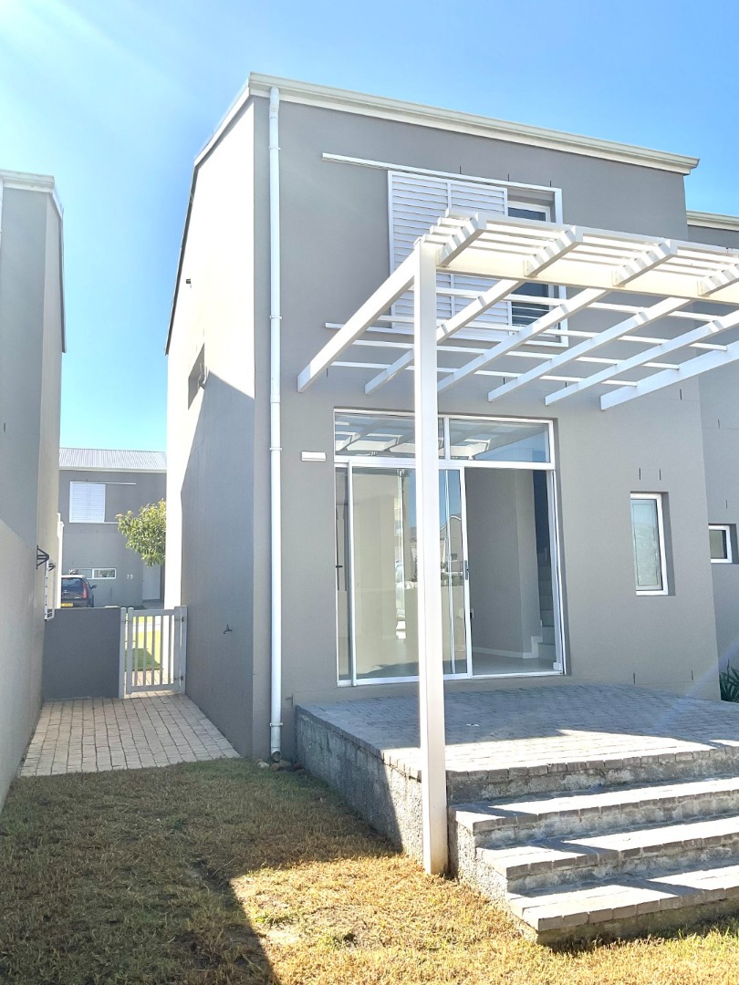 3 Bedroom House For Sale in Somerset Lakes RE/MAX™ of Southern Africa