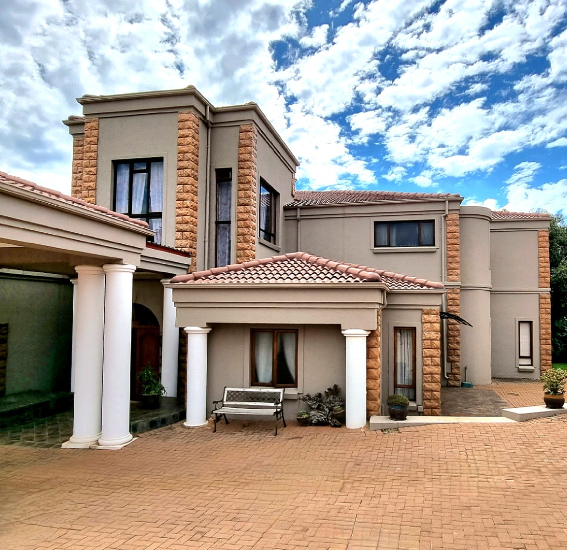8 Bedroom House For Sale in Ruimsig RE/MAX™ of Southern Africa