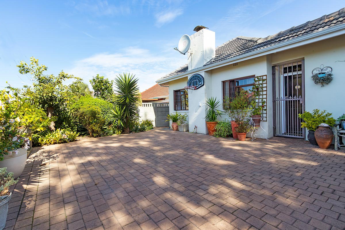 3 Bedroom House For Sale in Plumstead RE/MAX™ of Southern Africa