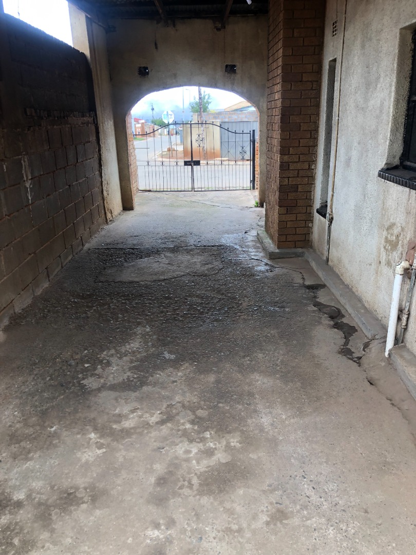 1 Bedroom Apartment / Flat To Rent in Zola RE/MAX™ of Southern Africa