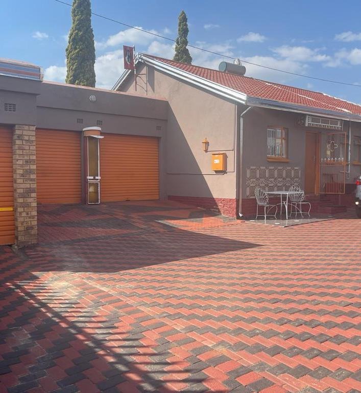 3 Bedroom House For Sale in Eldorado Park RE/MAX™ of Southern Africa