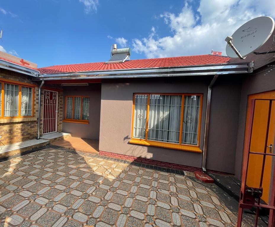 3 Bedroom House For Sale in Eldorado Park RE/MAX™ of Southern Africa