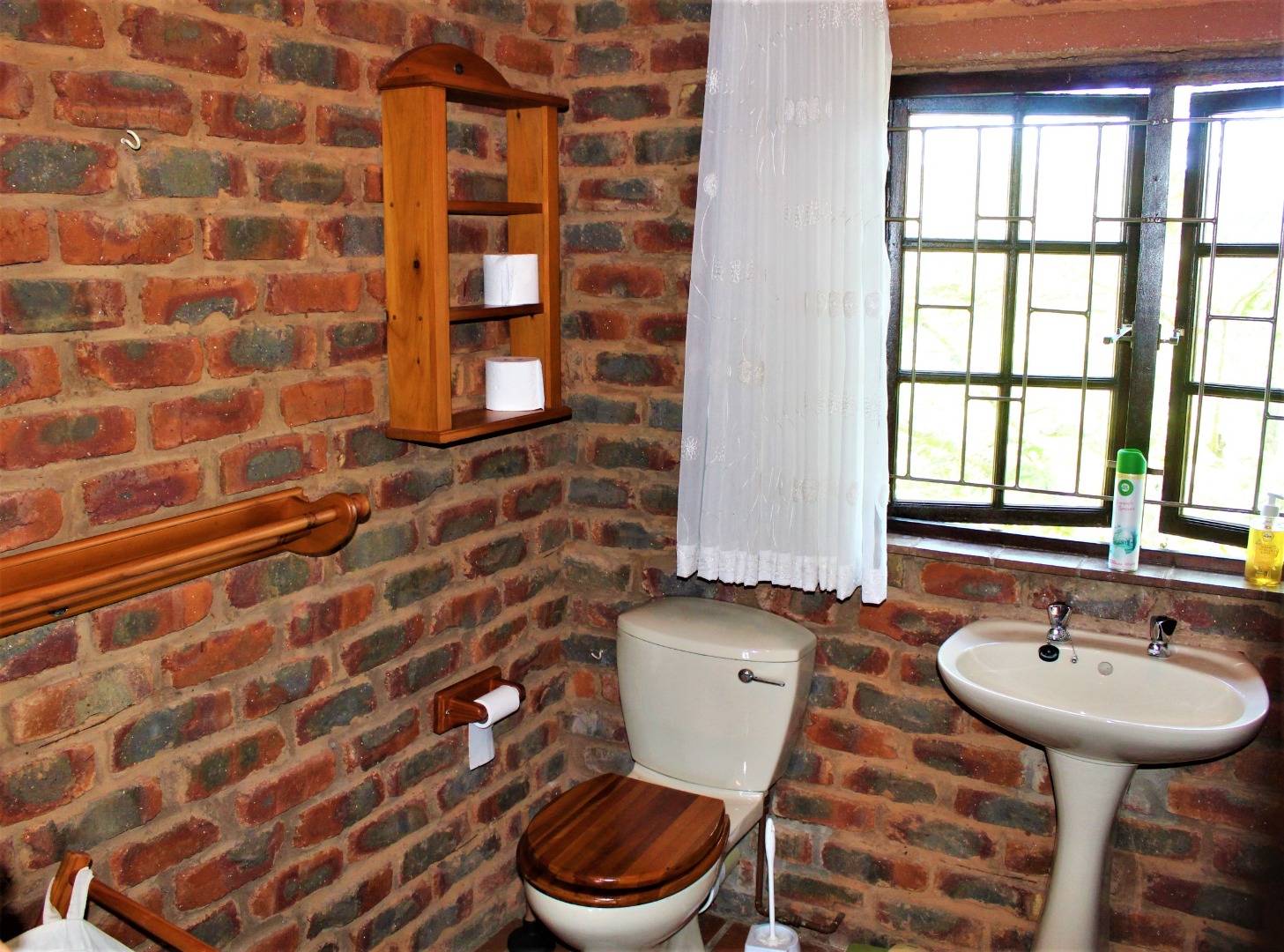 6 Bedroom House For Sale in Trafalgar RE/MAX™ of Southern Africa