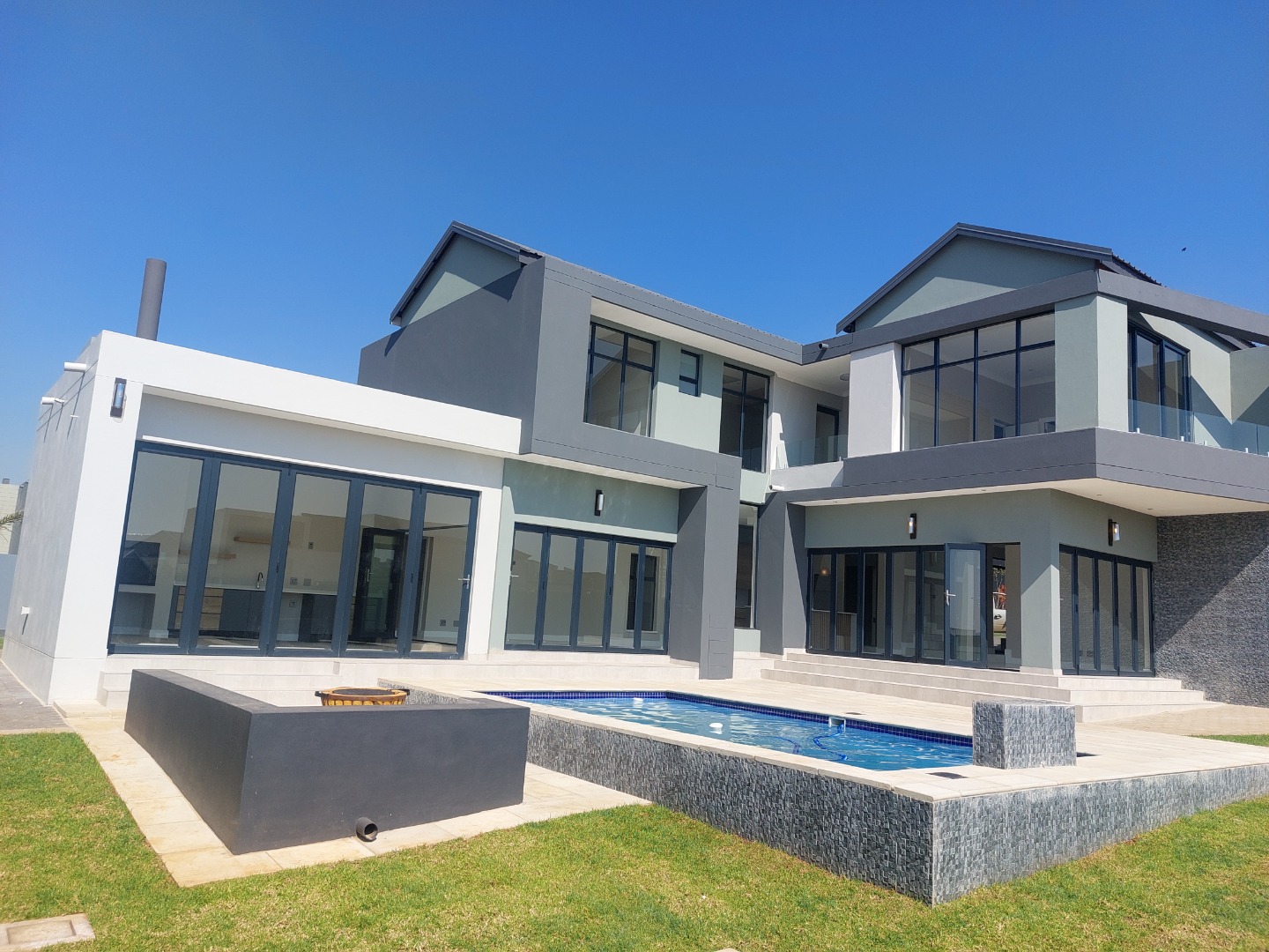 4 Bedroom House For Sale in Midstream Ridge Estate RE/MAX™ of