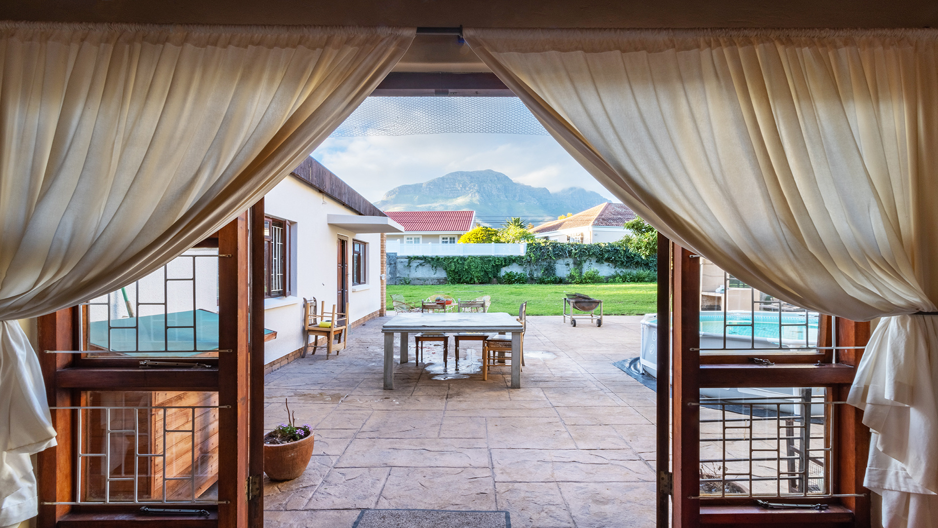 4 Bedroom House For Sale in Parel Vallei RE/MAX™ of Southern Africa