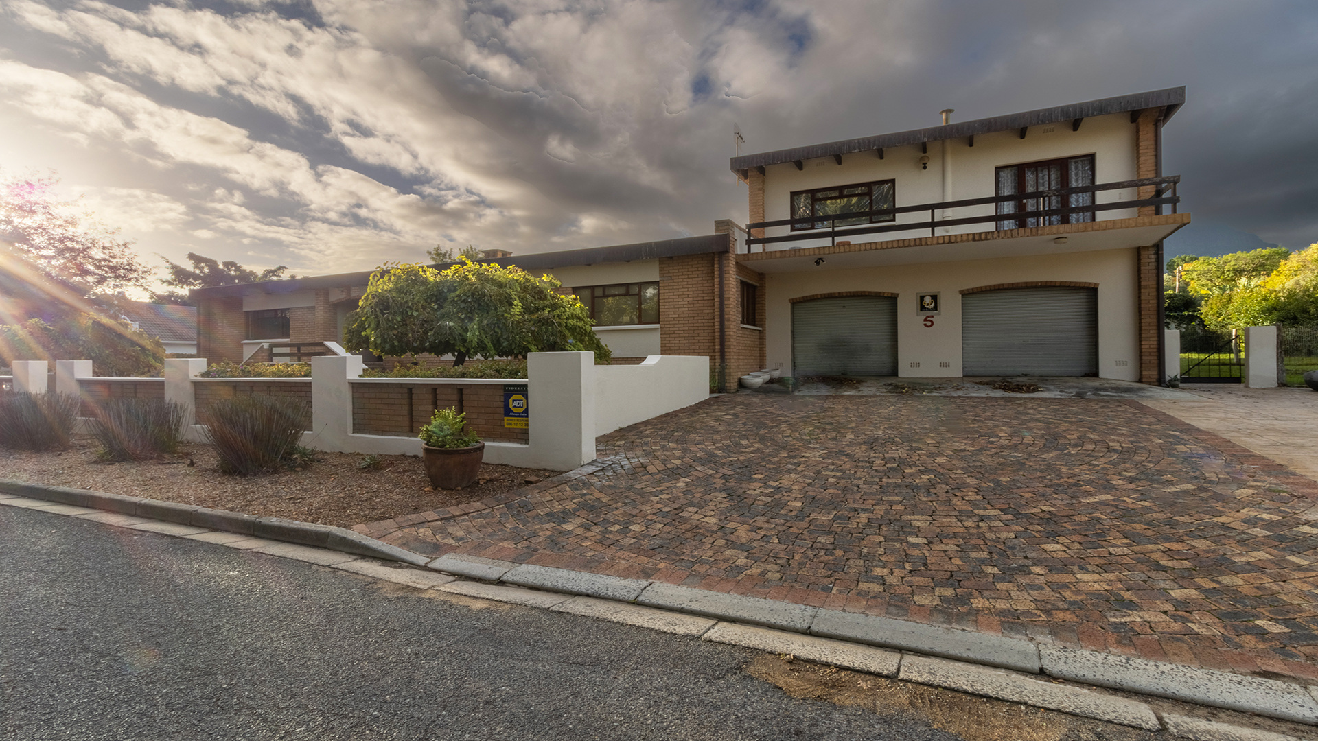 4 Bedroom House For Sale in Parel Vallei RE/MAX™ of Southern Africa