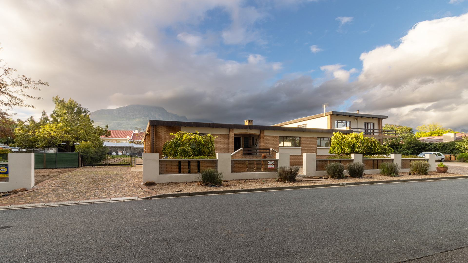 4 Bedroom House For Sale in Parel Vallei RE/MAX™ of Southern Africa