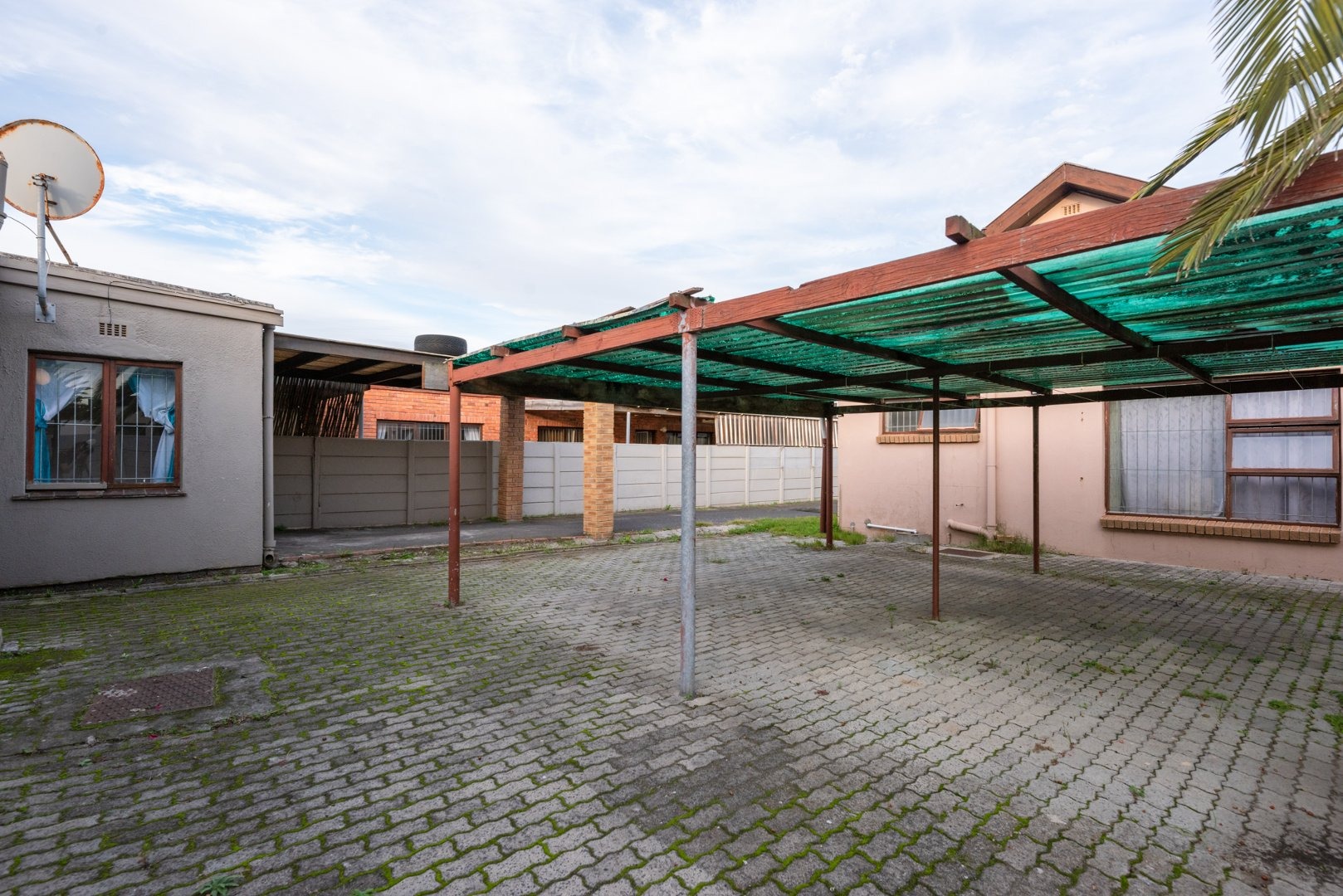 3 Bedroom House For Sale in Grassy Park RE/MAX™ of Southern Africa