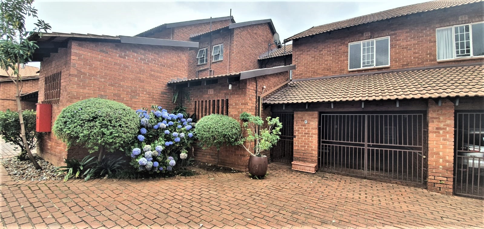 3 Bedroom Townhouse For Sale in Fairland RE/MAX™ of Southern Africa