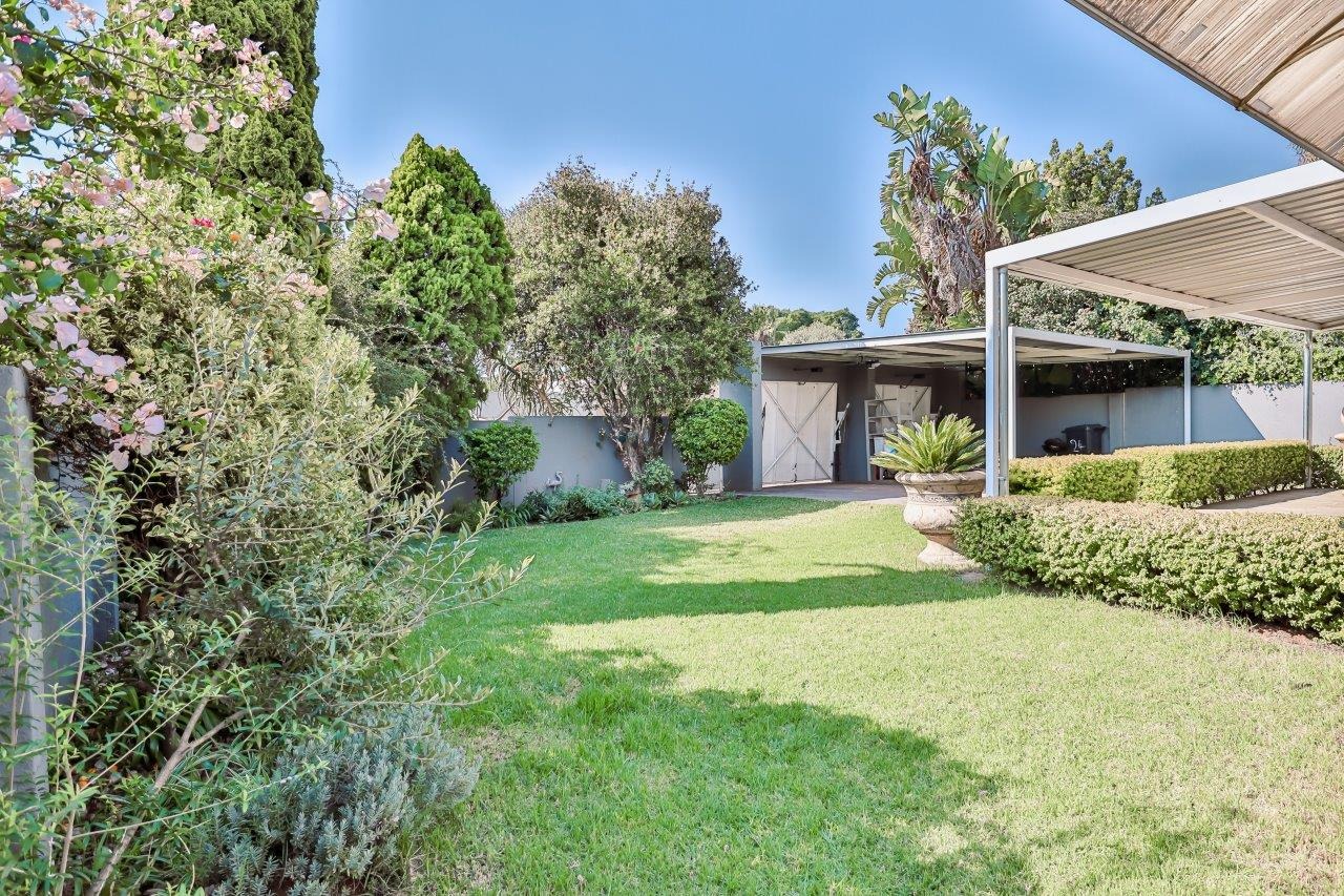 2 Bedroom House For Sale in Douglasdale RE/MAX™ of Southern Africa