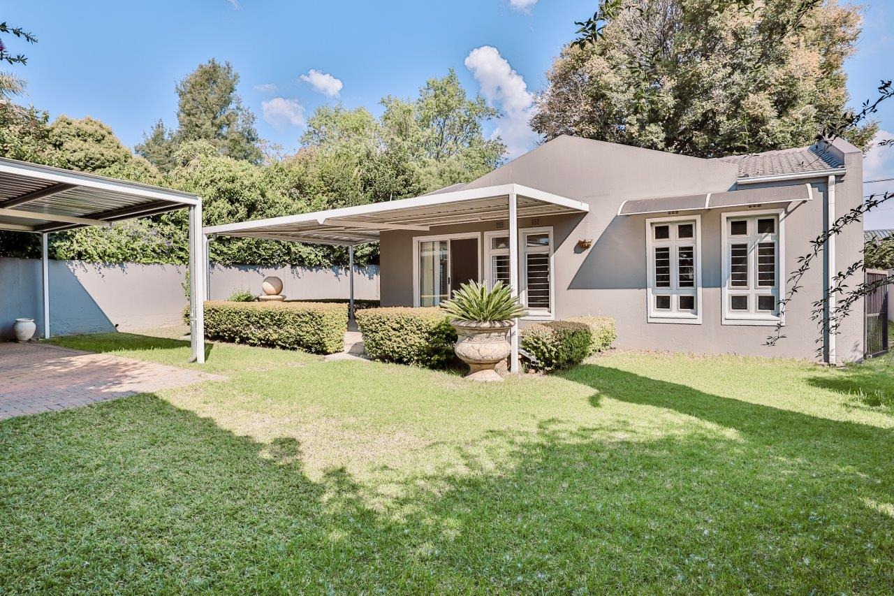 2 Bedroom House For Sale in Douglasdale RE/MAX™ of Southern Africa