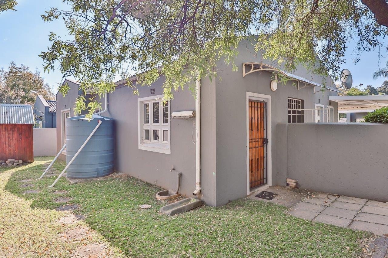 2 Bedroom House For Sale in Douglasdale RE/MAX™ of Southern Africa