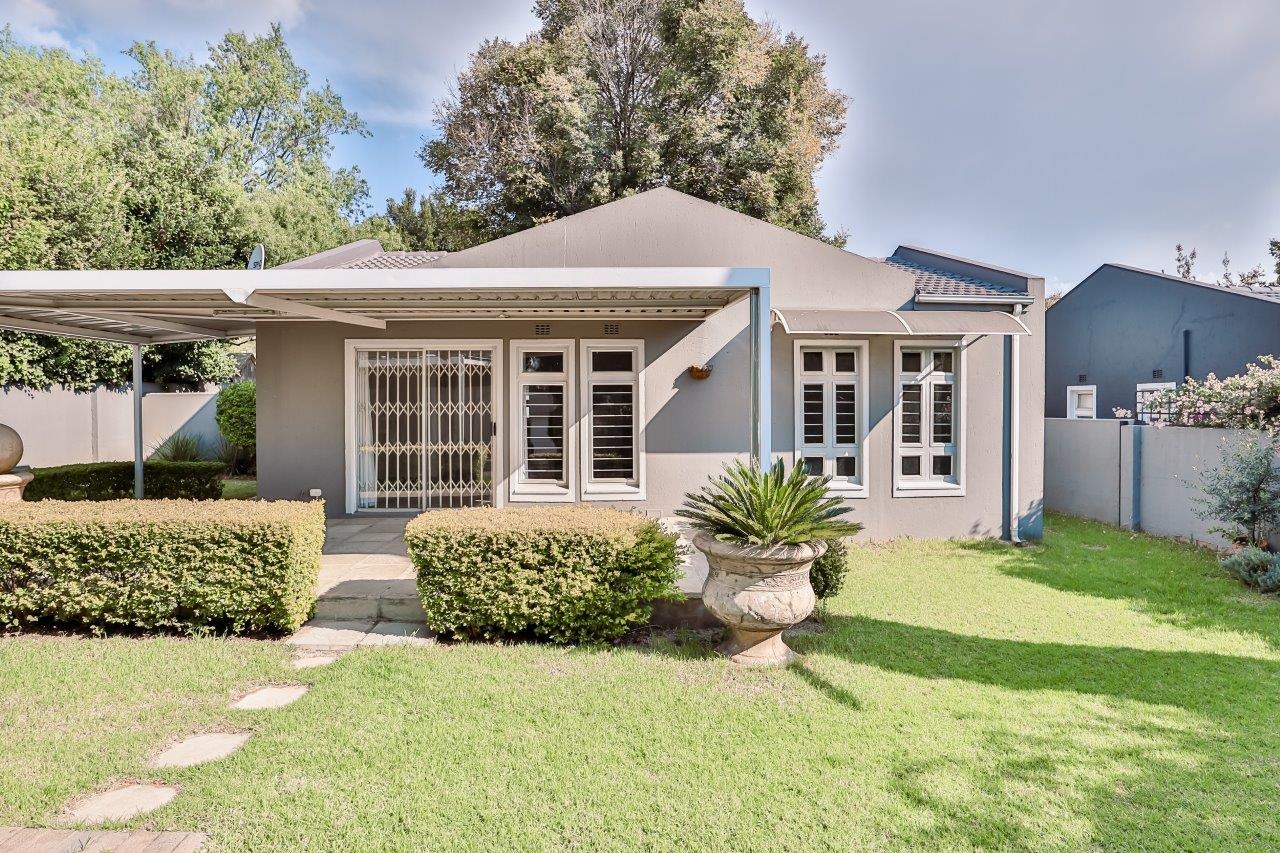 2 Bedroom House For Sale in Douglasdale RE/MAX™ of Southern Africa