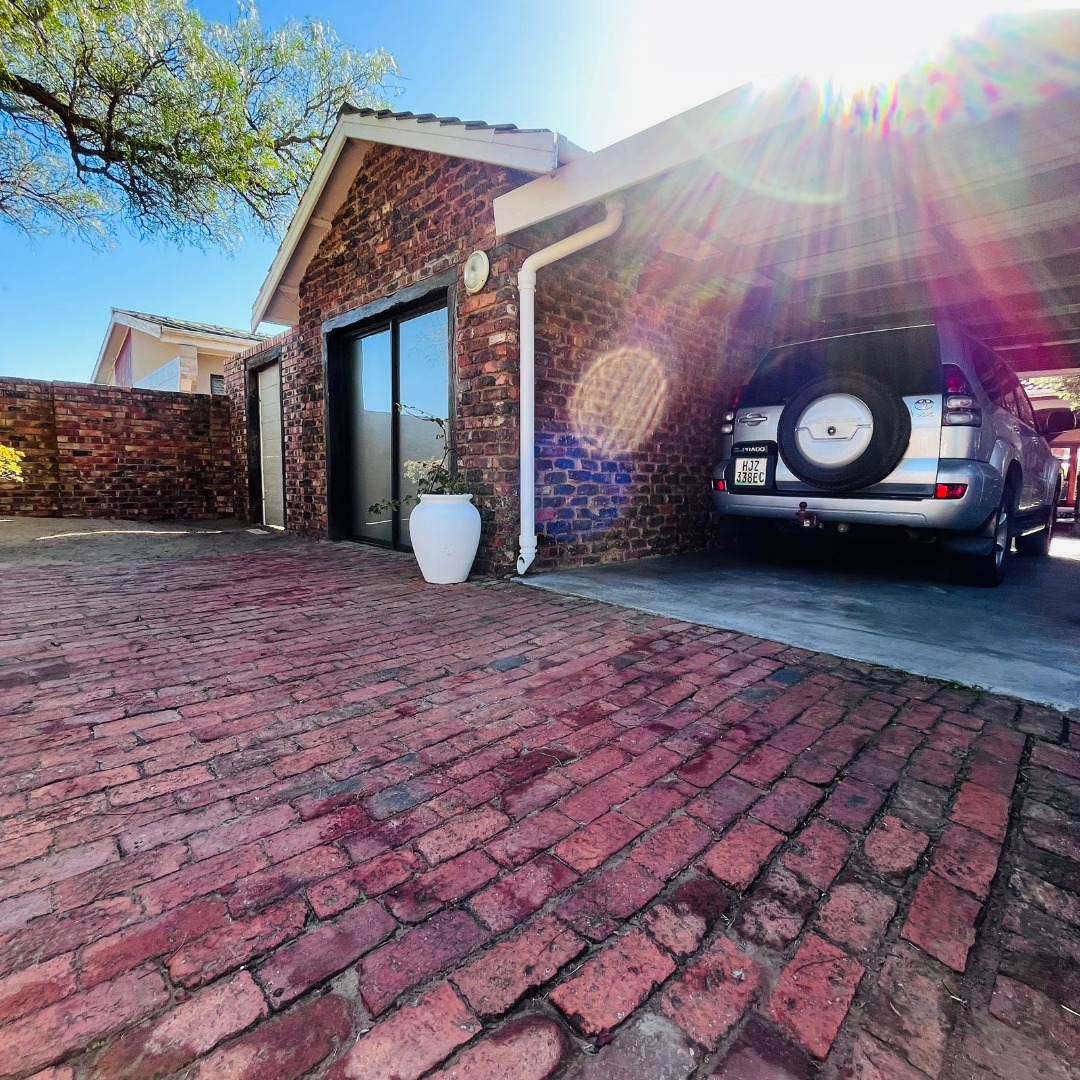 3 Bedroom House For Sale in Charlo RE/MAX™ of Southern Africa