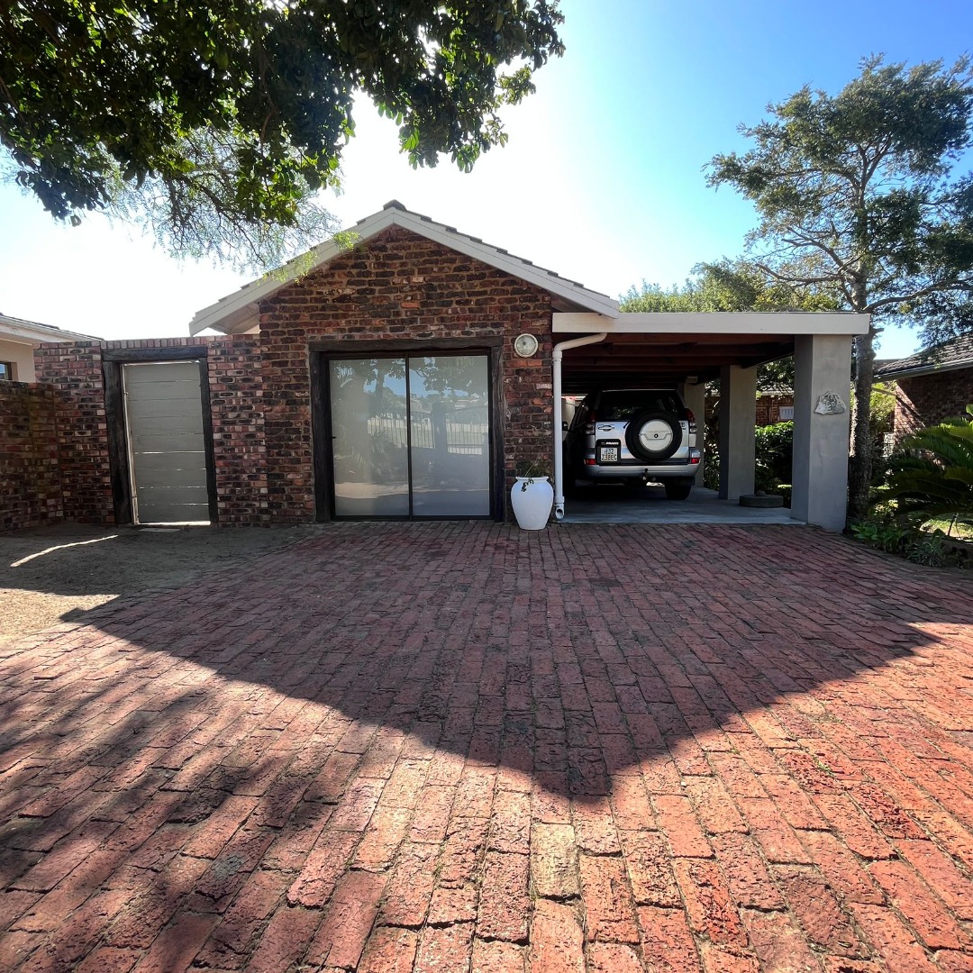 3 Bedroom House For Sale in Charlo RE/MAX™ of Southern Africa