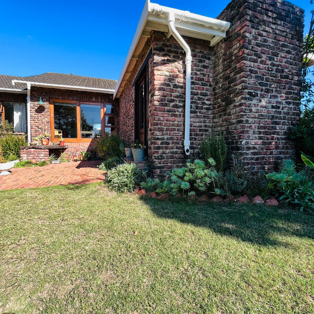 3 Bedroom House For Sale in Charlo RE/MAX™ of Southern Africa