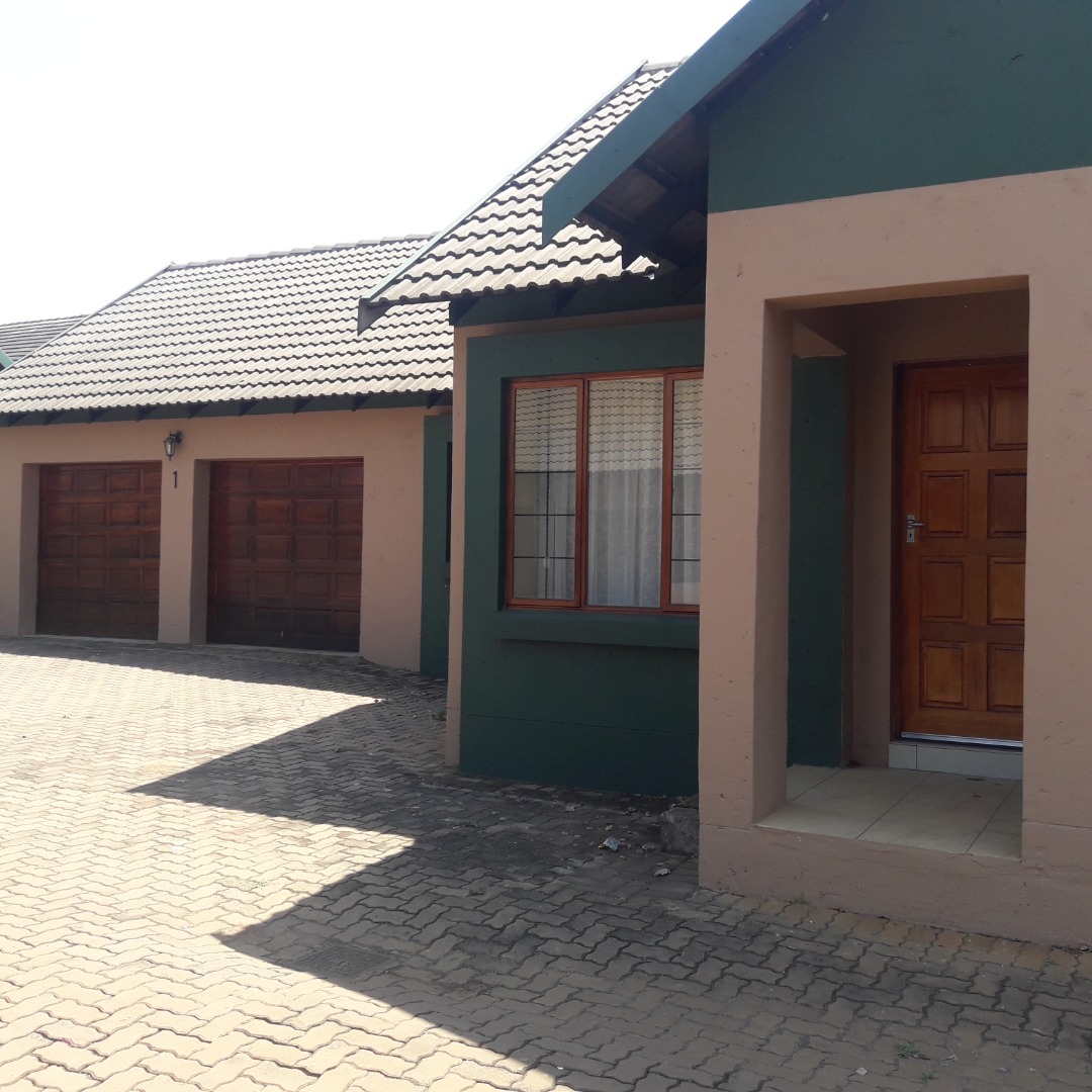 3 Bedroom Townhouse For Sale in Louis Trichardt RE/MAX™ of Southern