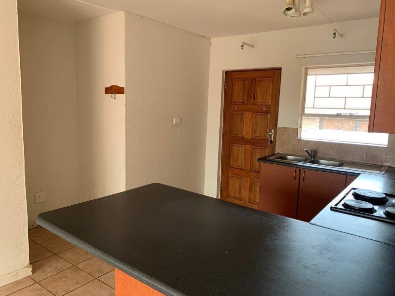 2 Bedroom Apartment / Flat To Rent in Fairland RE/MAX™ of Southern Africa