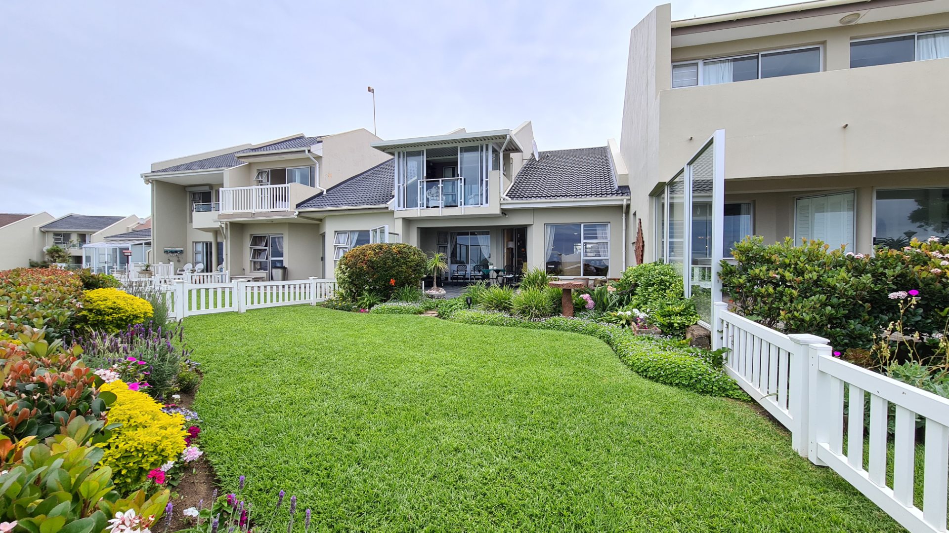 3 Bedroom Townhouse For Sale in Gonubie RE/MAX™ of Southern Africa