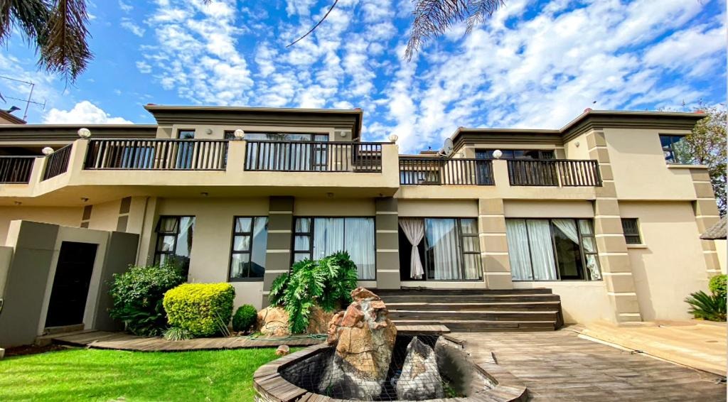 5 Bedroom House For Sale in Mulbarton RE/MAX™ of Southern Africa