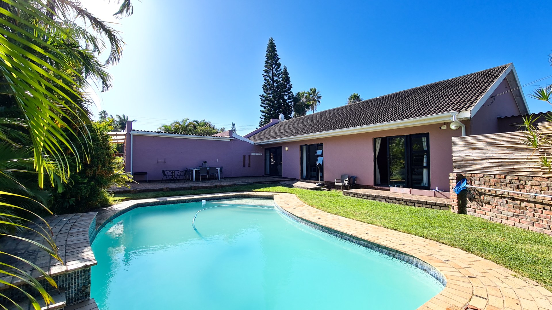 3 Bedroom House For Sale in Gonubie RE/MAX™ of Southern Africa