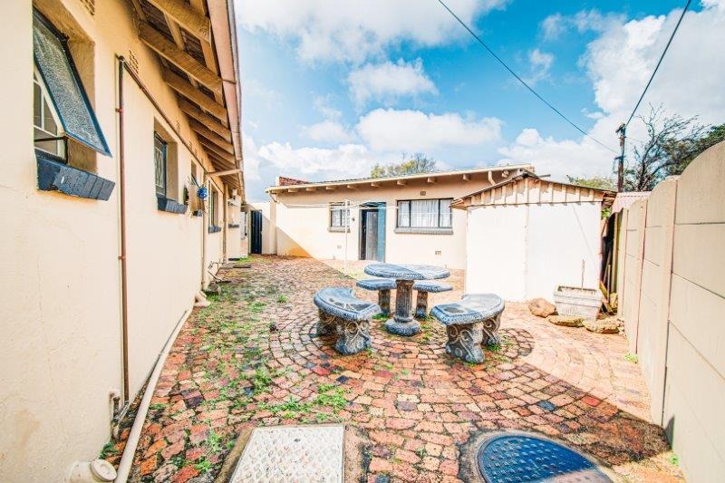 3 Bedroom House For Sale in Bonaero Park RE/MAX™ of Southern Africa