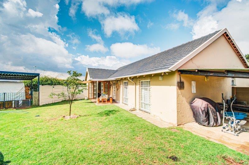 3 Bedroom House For Sale in Bonaero Park RE/MAX™ of Southern Africa