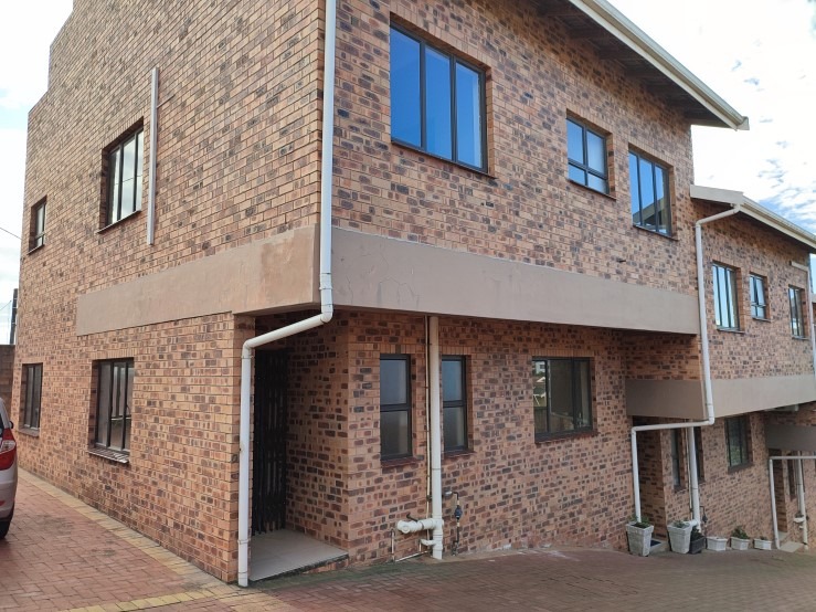 3 Bedroom Townhouse To Rent in Clare Hills RE/MAX™ of Southern Africa
