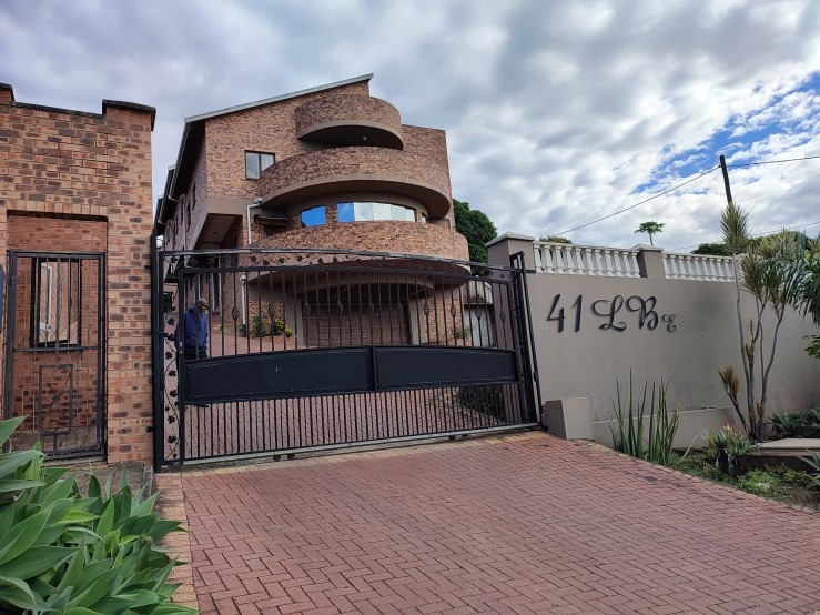 3 Bedroom Townhouse To Rent in Clare Hills RE/MAX™ of Southern Africa