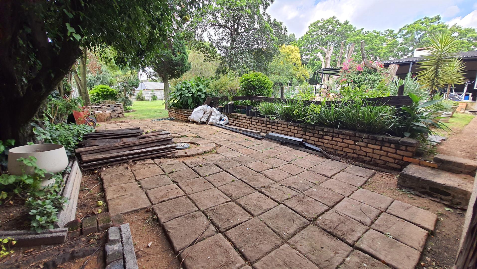 5 Bedroom House For Sale in Lombardy East RE/MAX™ of Southern Africa