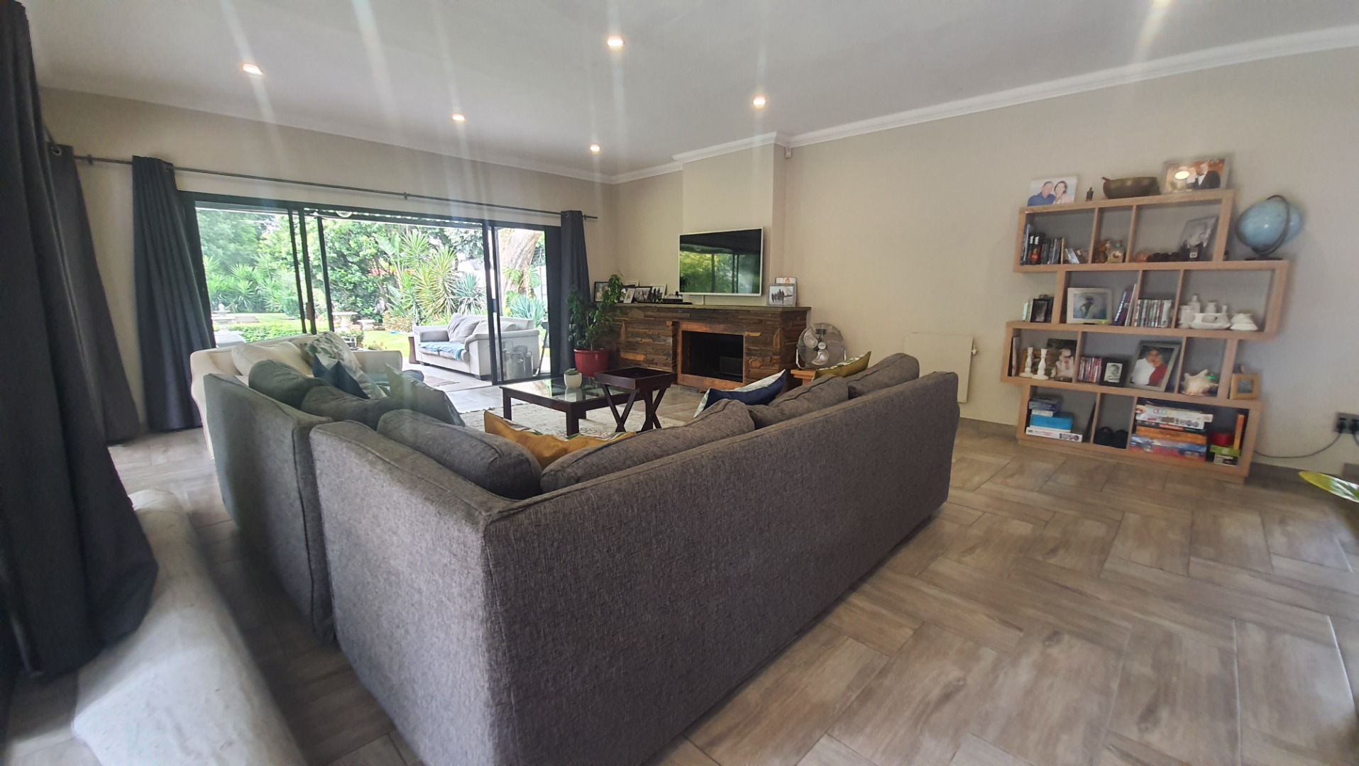 5 Bedroom House For Sale in Lombardy East RE/MAX™ of Southern Africa