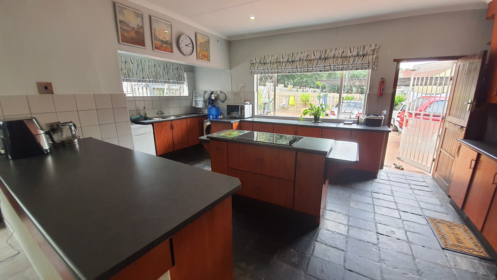 5 Bedroom House For Sale in Lombardy East RE/MAX™ of Southern Africa