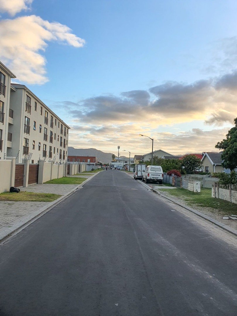 2 Bedroom Apartment / Flat For Sale in Grassy Park RE/MAX™ of Southern Africa