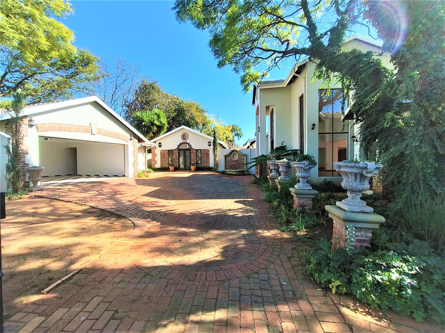 6 Bedroom House For Sale in Fairland RE/MAX™ of Southern Africa