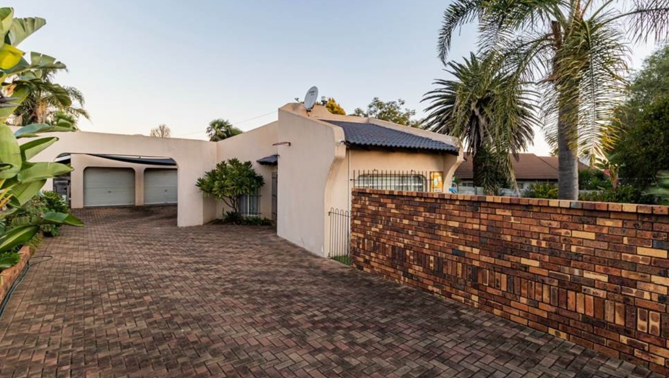 4 Bedroom House For Sale in Brackendowns RE/MAX™ of Southern Africa