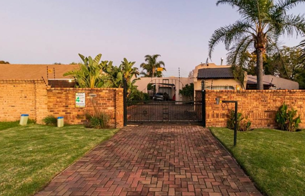 4 Bedroom House For Sale in Brackendowns RE/MAX™ of Southern Africa