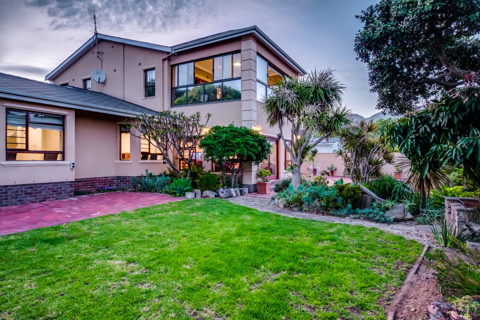 6 Bedroom House For Sale in Wynberg Upper RE/MAX™ of Southern Africa