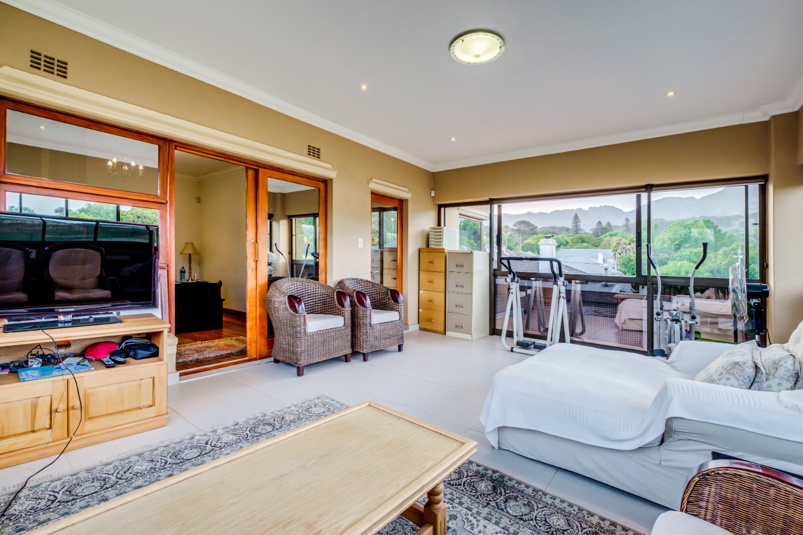 6 Bedroom House For Sale in Wynberg Upper RE/MAX™ of Southern Africa